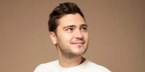 En deuil, Jeff Panacloc annonce le décès de son père : "Tes derniers mots résonnent à tous jamais dans ma tête"