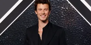 « J’essaie d’être courageux » : Shawn Mendes répond aux rumeurs sur scène et évoque sa sexualité