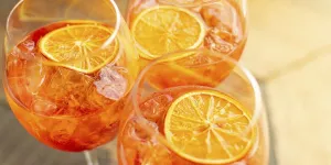 Voici comment réaliser un rossini, ce cocktail italien à 2 ingrédients, idéal pour changer du classique Aperol spritz