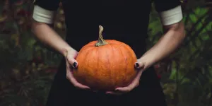 Oubliez le costume de sorcière pour Halloween : Avec nos idées, alliez humour et haute couture !