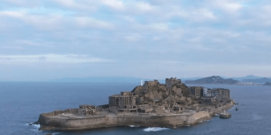 Japon : excursion sur l’île fantôme d’Hashima, ancienne cité minière devenue décor d’un James Bond