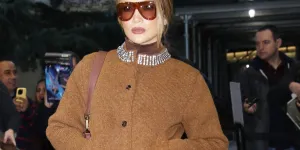 Jennifer Lopez fraîchement divorcée : la chanteuse renoue avec son public dans un total look chocolat en maille