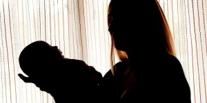 "J'ai remis l’enfant sur le parking de l’hôpital" : elles ont fait une GPA et en sont ressorties traumatisées