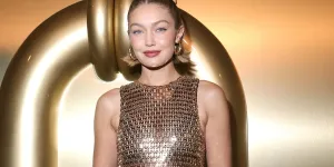 Vu sur Gigi Hadid, le carré se réinvente chic et preppy pour la saison