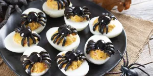 Halloween 2024 : voici la recette magique des œufs mimosa araignées, à faire avec seulement 3 ingrédients