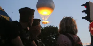Retour de la vasque olympique : un ballon pour tenter d'éloigner nos angoisses