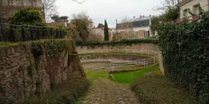 Miroir d'eau au square de l’Abreuvoir