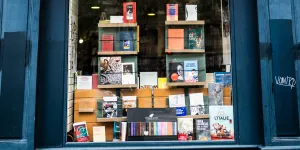 "Ils ont leur public, leur ligne éditoriale" : censure et intimidation dans les rayons des librairies indépendantes