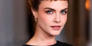 Cara Delevingne remet au goût du jour cette frange audacieuse