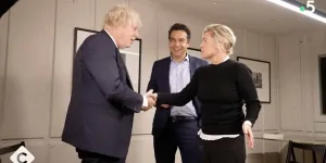 Anne-Élisabeth Lemoine : Boris Johnson lui écrase la main en pleine interview, la séquence surréaliste