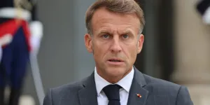 À défaut d'être le président de la start-up nation, Macron pourra toujours être celui des "gouvernements minutes"