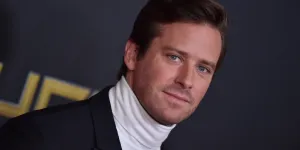 “Je vais vous faire rentrer dans mon univers” : l’acteur Armie Hammer lance son podcast trois ans après les accusations de viol et cannibalisme !