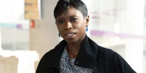 Surya Bonaly : au chevet de sa mère, l'ex star du patinage artistique se fait voler toutes ses médailles