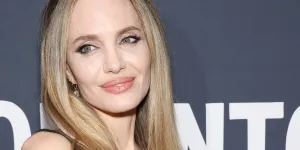 Transformée, Angelina Jolie prend la pose avec une chevelure bouclée