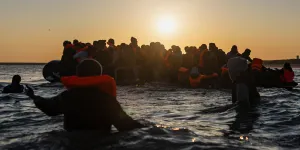 Traversées de migrants : face aux pressions britanniques, la police française muscle ses interventions dans la Manche