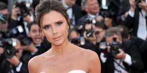 Carré long et ondulations wavy : on copie le look de Victoria Beckham