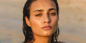 Il protège des UV sans graisser : on adore ce sérum solaire léger adoubé par Miranda Kerr