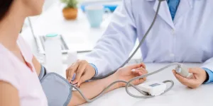 Hypertension : certaines positions du bras peuvent conduire à des mesures inexactes, voici la bonne façon de procéder