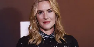 "C’est tellement technique", Kate Winslet dévoile les coulisses de la scène du baiser à l’avant du bateau dans "Titanic"