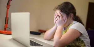 Face à l’avalanche de violences en ligne envers les femmes, l’ONU appelle à réagir et protéger