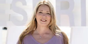 Hélène Rollès déçoit ses fans : elle annule un concert et refuse de le reporter