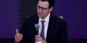 Derrière le bras de fer entre Donald Trump et Anthropic, les débats politiques, éthiques et philosophiques sur l’usage militaire de l’IA