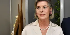 Caroline de Monaco : la princesse de 67 ans éblouissante dans une robe bleu marine satinée lors d’un événement spécial