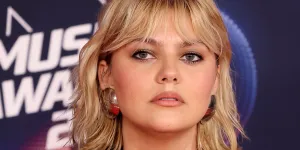 Louane émue aux larmes en évoquant le décès de Michel Blanc