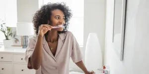 Voici le meilleur moment pour se brosser les dents le matin selon un dentiste, et ce n'est pas juste après le petit-déjeuner