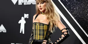 On connaît enfin le nom du rouge à lèvres nude qu’utilise Taylor Swift