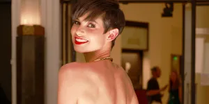 Miss Univers 2025 : Eve Gilles éblouissante, elle enflamme la toile après son passage sur scène !