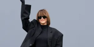 Fashion Week de Paris : Sophie Marceau dévoile comment porter l’oversize avec élégance au défilé Balenciaga