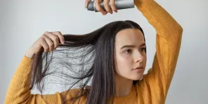 Des cheveux légers pour longtemps : voici le meilleur shampoing sec, selon une équipe de testeurs