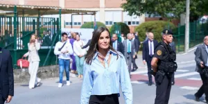 Letizia d’Espagne : à 52 ans, la reine ose la tendance du cut-out avec une pièce forte signée Mango