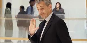 Nicolas Sarkozy : premières images du président à la sortie de la prison de la Santé après 20 jours derrière les barreaux