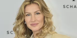 Méconnaissable, Gisele Bündchen adopte une coupe au carré à l'inspiration rétro