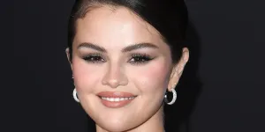 À son tour, Selena Gomez adopte cette coupe au carré rétro