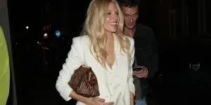 A Londres, Sienna Miller succombe à son tour au costume blanc