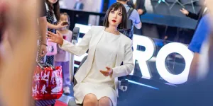 Le robot androïde d'une entreprise chinoise était en fait une femme dans un costume