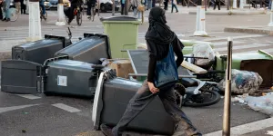 "Alors, on ne peut pas aller au travail ?" : sur le périph' parisien, le jeu du chat et de la souris entre bloqueurs et policiers