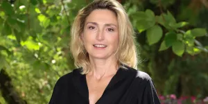 Ménopause : Julie Gayet et 28 personnalités signent une tribune pour ouvrir le dialogue sur ce tabou