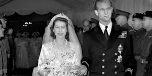 Une part du gâteau de mariage d'Elizabeth II, vieux de 77 ans, vendue aux enchères pour une somme astronomique