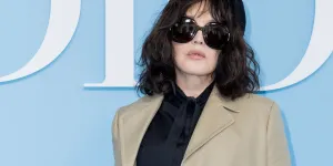 Isabelle Adjani : sa coupe courte confirme la tendance de l’automne