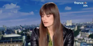 Clara Luciani très émue au JT de 20h de Léa Salamé sur France 2 en évoquant sa maman et le cancer