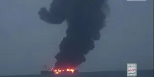 L'attaque d'un pétrolier par les Houthis fait craindre une catastrophe écologique en mer Rouge