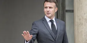 "Emily in Paris à Rome, ça n’a aucun sens" : Emmanuel Macron milite pour que la série reste à Paris