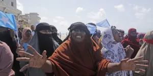 "Ils ne nous font pas peur" : manifestation en Somalie contre les shebab après l'attentat sur une plage