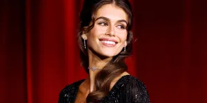 Kaia Gerber rend hommage à Audrey Hepburn avec un look des plus glamours