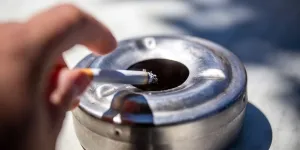 Lutte contre le tabac : fumer à la plage, au parc ou sous un abribus sera interdit à partir de dimanche