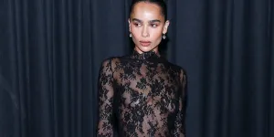 Zoë Kravitz s'inspire d’une tenue iconique de Britney Spears au défilé Saint Laurent